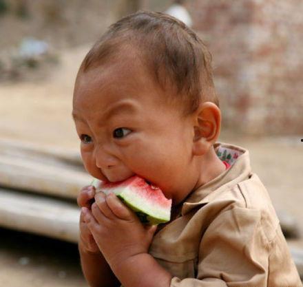 娱乐吃瓜小男孩是谁啊,他是谁？为何成为网络热议焦点？